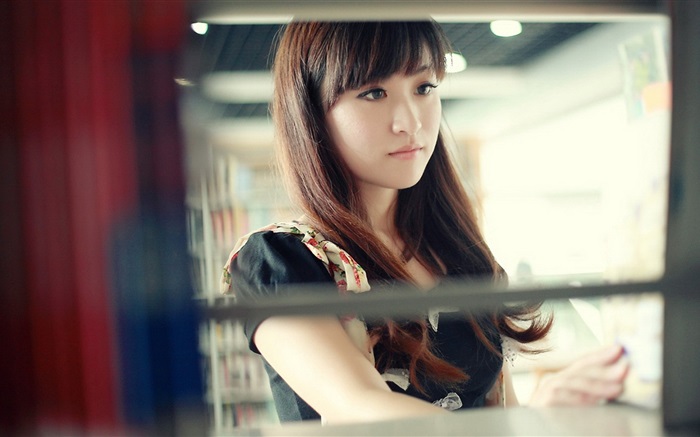 美麗的長頭髮的亞洲女孩 桌布 圖片