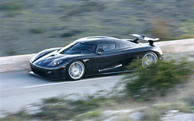 黑色超級跑車Koenigsegg的速度
