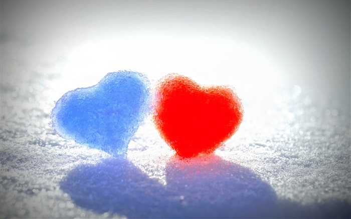 藍色和紅色的愛情心在雪地 桌布 圖片