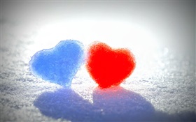 藍色和紅色的愛情心在雪地 高清桌布