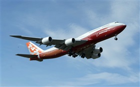 波音747飛機飛行在天空
