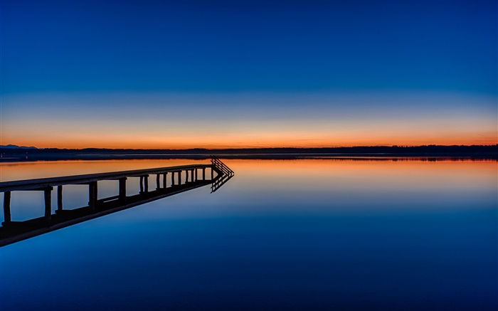 平靜的湖面，橋樑，黃昏，水中的倒影 桌布 圖片