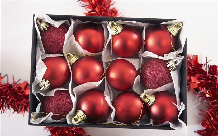 聖誕裝飾，一盒紅色的聖誕球 桌布 圖片