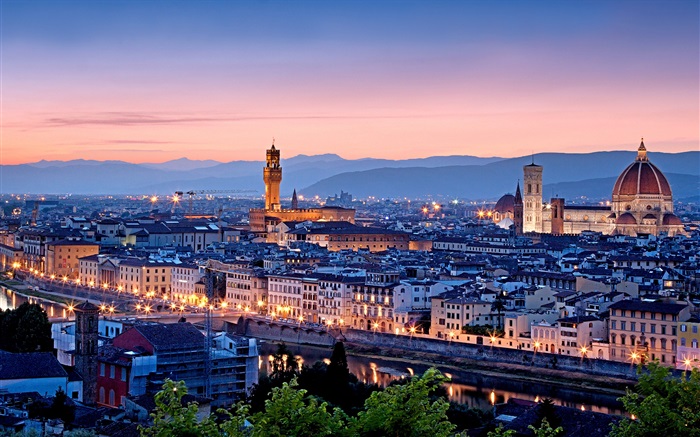 意大利美麗的城市夜景 桌布 圖片