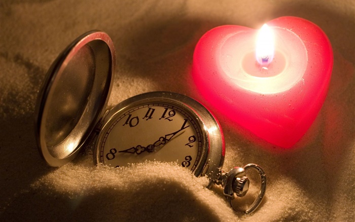 愛心臟形的蠟燭，懷錶 桌布 圖片