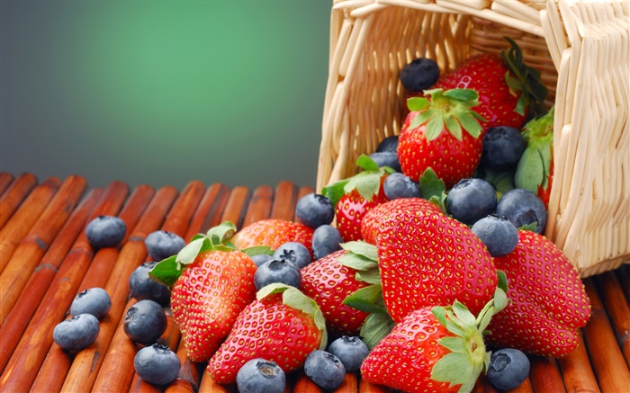 草莓和藍莓，籃子 桌布 圖片