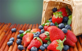 草莓和藍莓，籃子 高清桌布