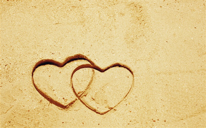 兩人的愛情的心在沙灘上 桌布 圖片