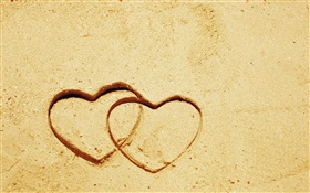 兩人的愛情的心在沙灘上