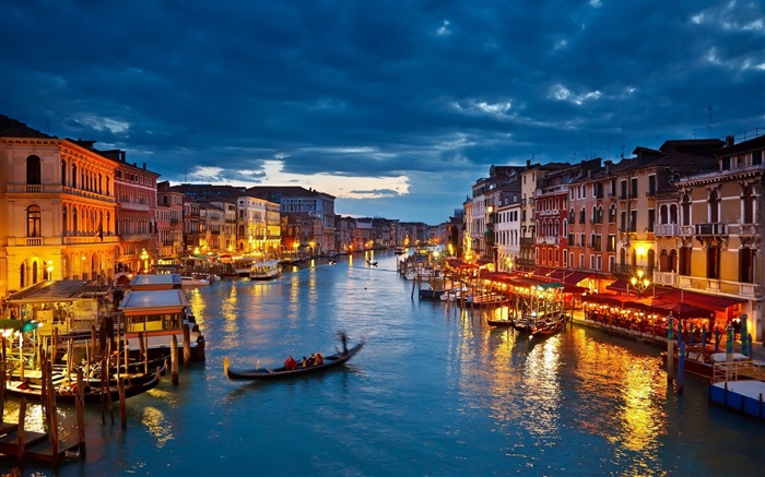 威尼斯美麗的夜晚，房屋，船隻，河 桌布 圖片