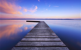 木橋，湖，黎明，藍色的天空 高清桌布