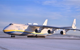 安東諾夫AN-225運輸機飛機，機場 高清桌布