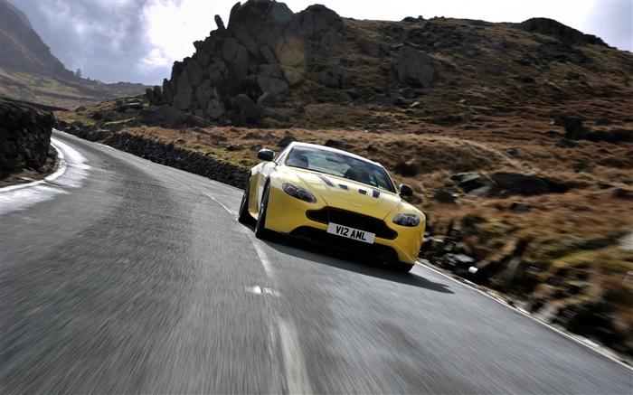 阿斯頓·馬丁V12 Vantage的黃色跑車前視圖，速度 桌布 圖片