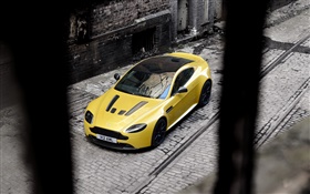 阿斯頓·馬丁V12 Vantage的黃色的超級跑車停在街頭 高清桌布