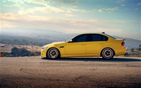 BMW M3四門轎車黃色車側視圖