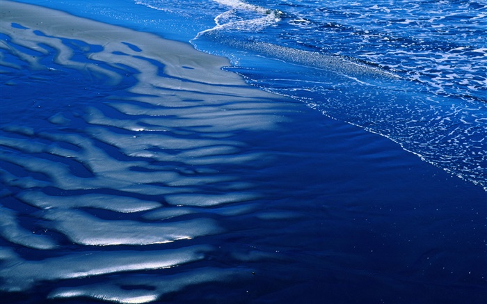 沙灘，大海，藍色的水 桌布 圖片