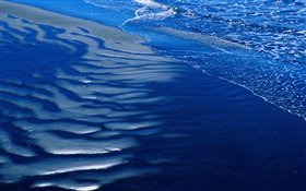 沙灘，大海，藍色的水 高清桌布