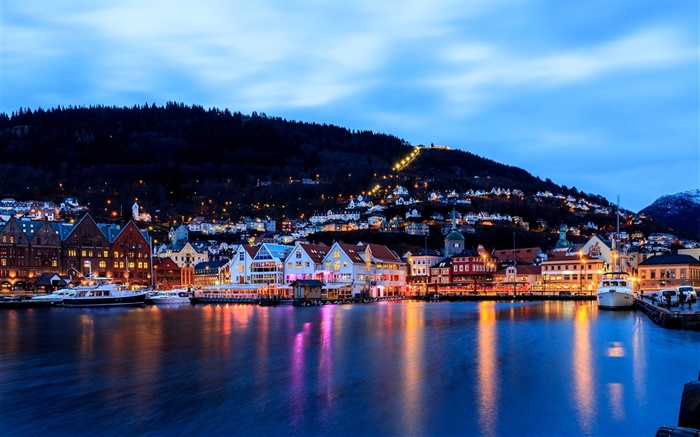 挪威卑爾根市，晚上，房子，海，船，燈 桌布 圖片