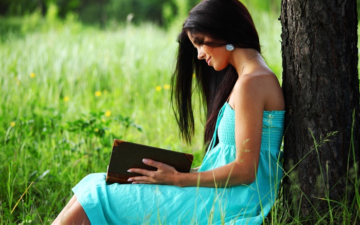 藍裙女孩讀一本書 桌布 圖片