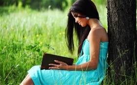 藍裙女孩讀一本書 高清桌布