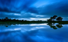 黃昏，湖泊，樹木，藍天，水中的倒影 高清桌布
