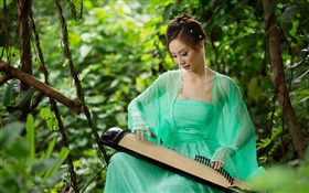 綠色禮服的亞洲女孩彈古箏 高清桌布