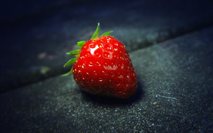 一個鮮紅色的草莓宏 桌布 圖片