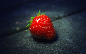 一個鮮紅色的草莓宏 高清桌布