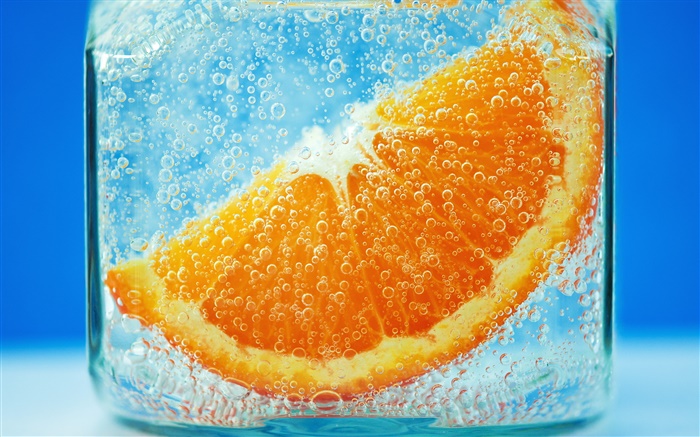 在水中的橙片，藍色背景，泡沫 桌布 圖片