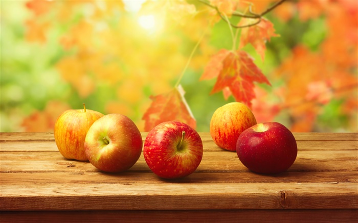 紅蘋果，木桌，秋天，樹葉 桌布 圖片