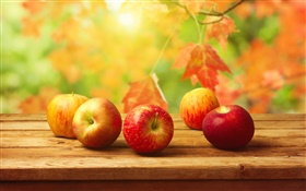 紅蘋果，木桌，秋天，樹葉 高清桌布