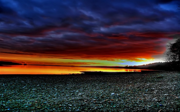 日落的景色，河岸，石頭，紅色的天空 桌布 圖片