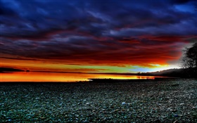 日落的景色，河岸，石頭，紅色的天空 高清桌布