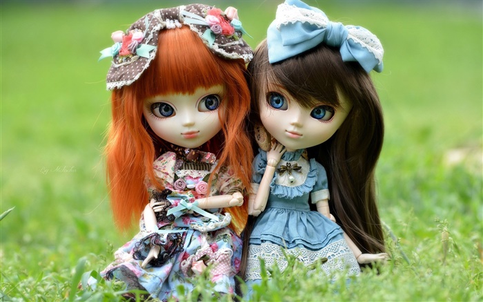 兩個玩具女孩，紅色和黑色的頭髮，娃娃 桌布 圖片