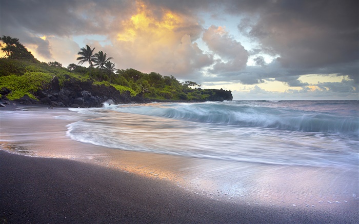 海浪拍擊，黑沙灘，夏威夷 桌布 圖片