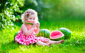 可愛的寶寶，女孩吃西瓜，夏天，草甸