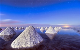 死海，日落，成堆的鹽
