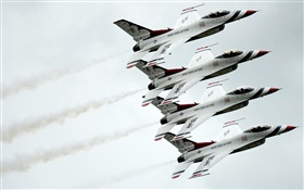 動力F-16戰鬥機在天空 高清桌布