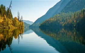 迴聲湖，莫納希山脈，加拿大不列顛哥倫比亞省，水中的倒影 高清桌布