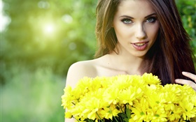 美麗的長發女孩，黃色的菊花