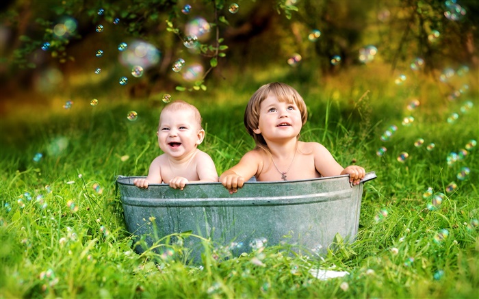 可愛的孩子們，夏天，草，氣泡，快樂 桌布 圖片