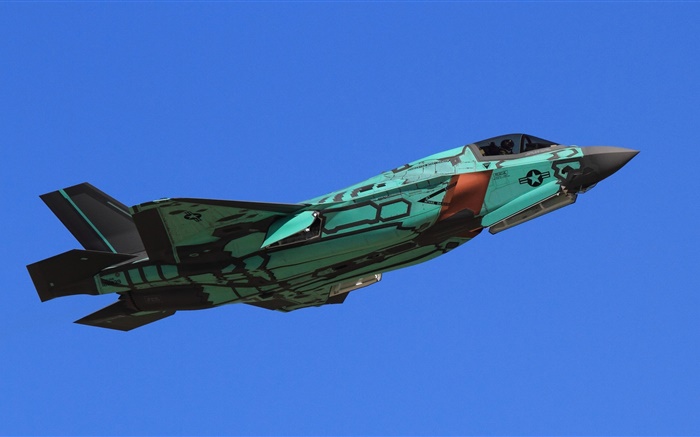 F-35A閃電II戰鬥機飛行在天空 桌布 圖片