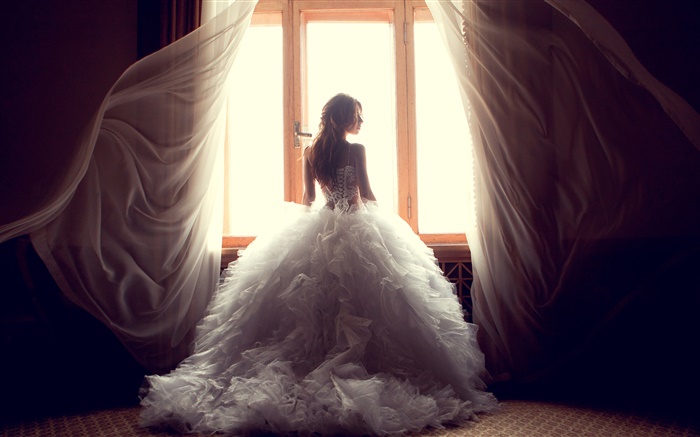 女孩在窗口邊，白色的衣服，窗簾 桌布 圖片