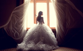 女孩在窗口邊，白色的衣服，窗簾 高清桌布