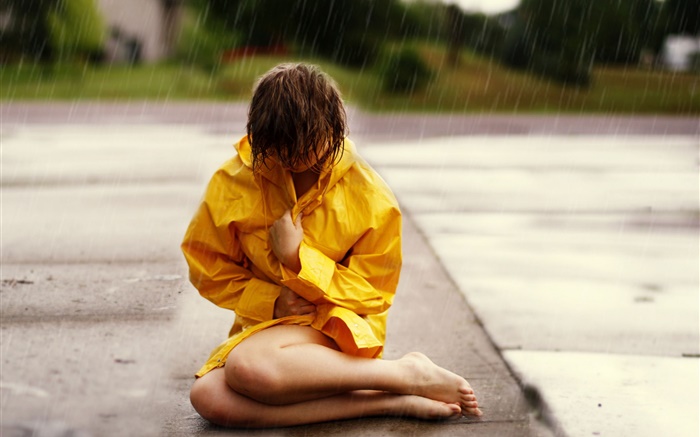 女孩坐在街道，雨 桌布 圖片