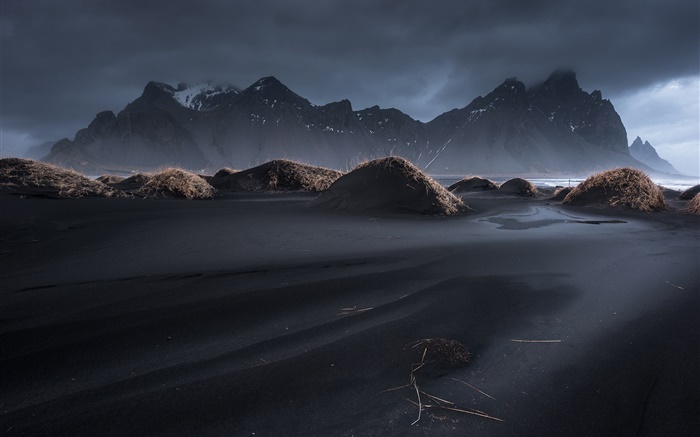 冰島，Vestrahorn，黑沙灘，黃昏，草，山，雲 桌布 圖片