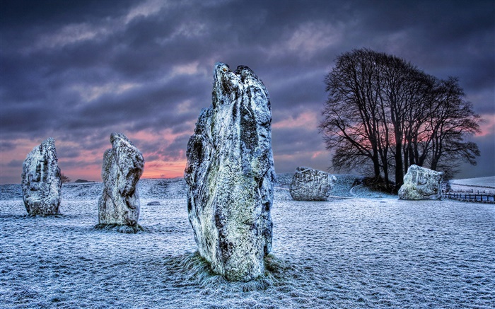 巨石，石頭，樹木，雪，雲，冬天 桌布 圖片