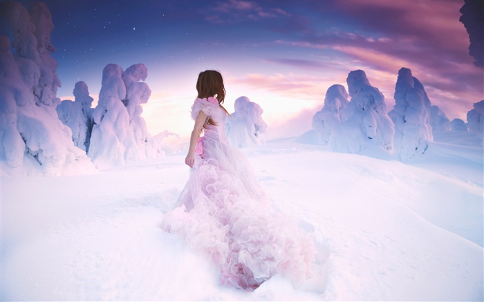 粉色連衣裙的女孩在冬季，厚厚的雪 桌布 圖片