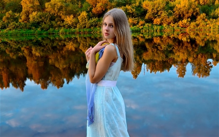 白色連衣裙的女孩，金發，眼睛，湖，林，水中的倒影 桌布 圖片