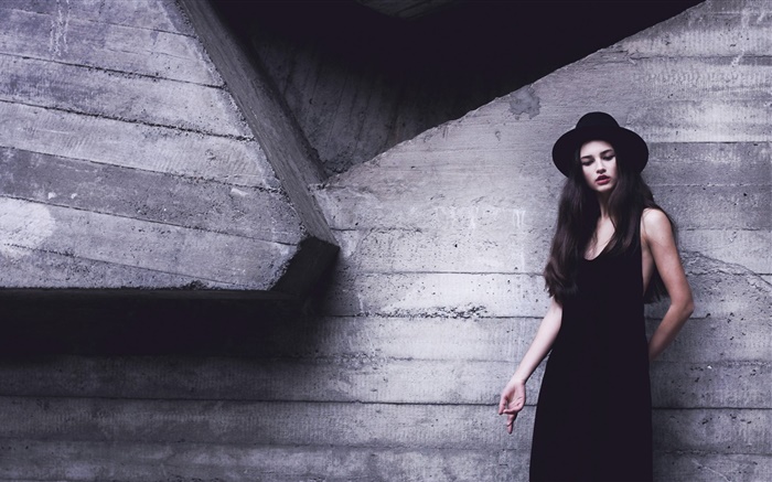 黑色連衣裙的女孩，帽子，牆 桌布 圖片